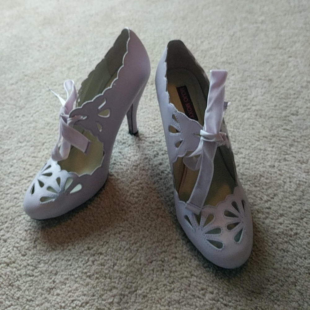 Lilac pumps